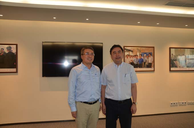 1474608922856214.jpg 趙振元同志與上海寶冶集團(tuán)董事長王石磊親切合影.jpg