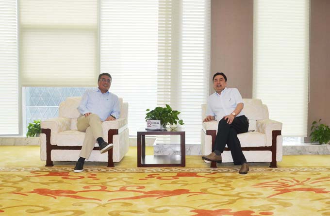 1474609032258072.jpg 趙振元同志與上海寶冶集團(tuán)董事長王石磊在24樓錦江廳熱情交談.jpg