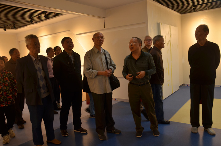 1492483444683930.jpg 3-2院史辦主任陳巍陪同老領導老專家參觀院史館.JPG