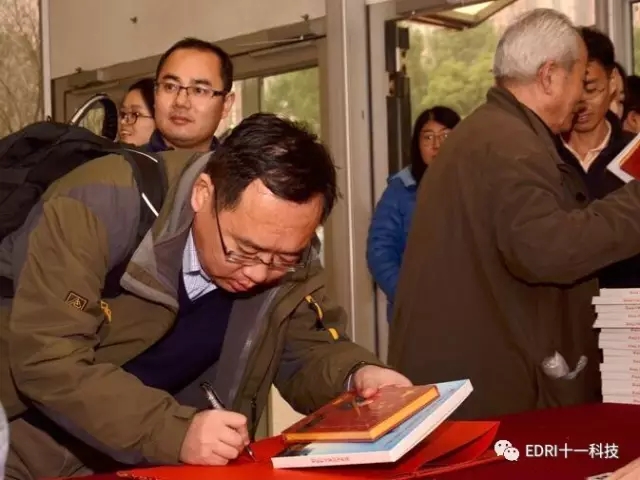 年會現場， 干部員工們領取趙院長的書籍和臺歷.webp.jpg