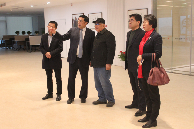 1496500354125105.jpg 5-趙振元董事長陪同原無錫市政協主席貢培興一行參觀十一能投運管中心.jpg