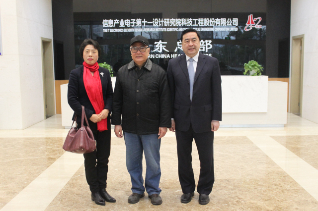 1496500391563788.jpg 7-趙振元董事長與無錫新能源商會徐慧絹會長、原無錫市政協主席貢培興親切合影.jpg