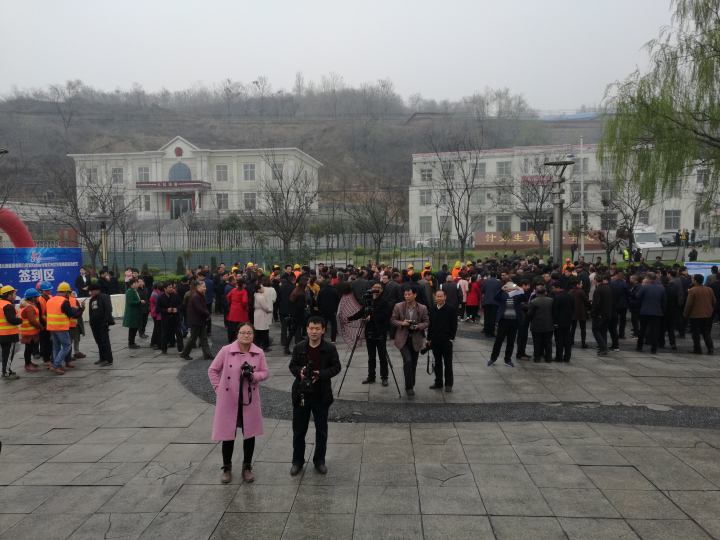 1496501930833172.jpg 5-廣大干群代表熱情參加項(xiàng)目啟動(dòng)儀式.jpg