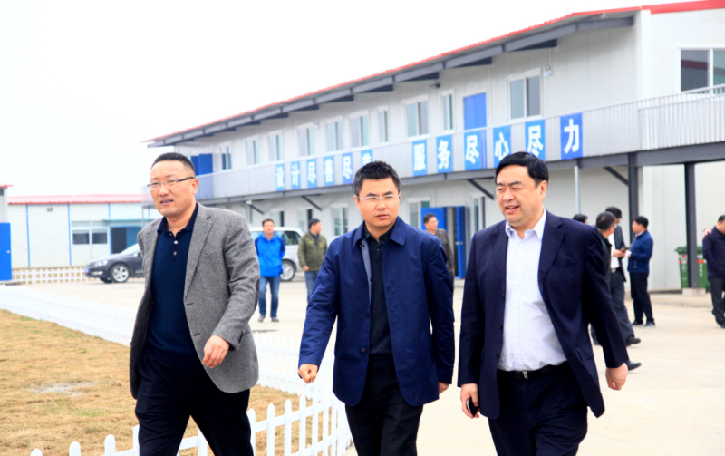 1496503585349761.jpg 3-趙振元董事長在工地視察.jpg