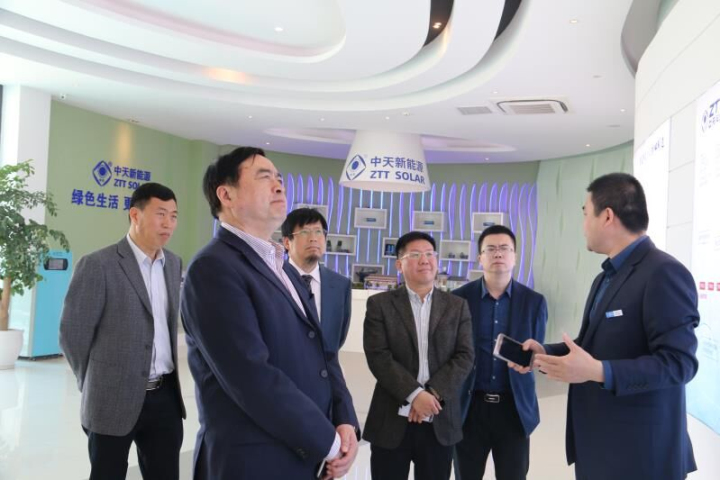 1496505125969280.jpg 7-中天新能源繆永華總經理在展廳向趙振元同志一行做介紹參觀.jpg