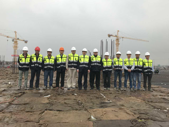 1496506990958556.jpg 6-趙振元同志冒雨視察華力工地2.jpg