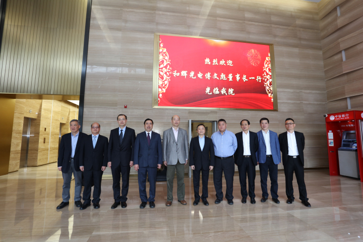 2-趙振元董事長、白焰高級副院長與傅文彪董事長、卞家駿總裁一行親切合影.jpg