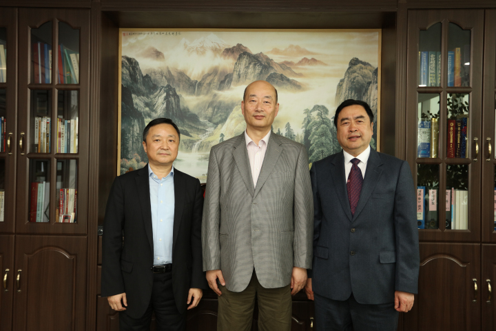 4-趙振元董事長與傅文彪董事長、卞家駿總裁在趙振元同志的辦公室親切合影.jpg