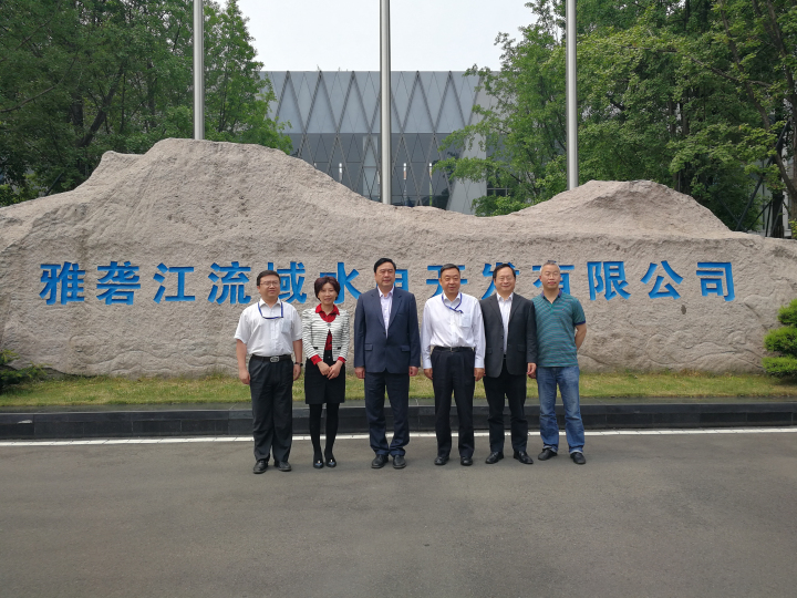 1-趙振元董事長一行與雅礱江祁寧春總經理、吳世勇副總經理、戰略發展部副主任周永與親切合影.jpg