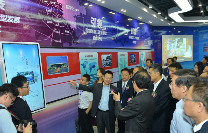 1496509481471336.jpg 3-中關村創領空間董事副總經理徐景全正在向參加開業儀式的各位嘉賓做詳細介紹.jpg