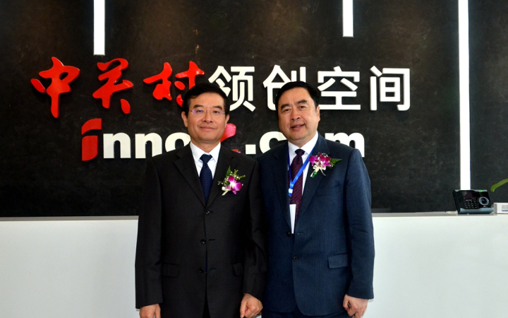 1496510282713887.jpg 22-趙振元同志與成都市政協副主席、黨組副書記郝康理親切合影.jpg