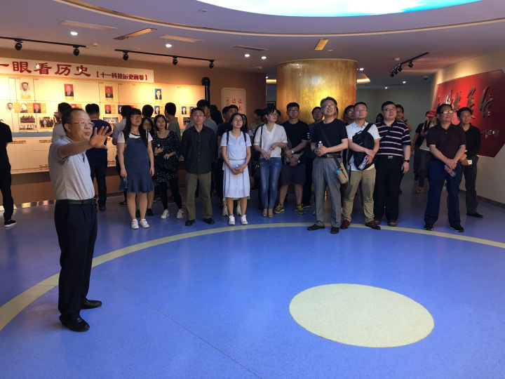 1496510840322342.jpg 2-院史辦陳巍主任為杭州分院干部員工講解展館展示內容.jpg