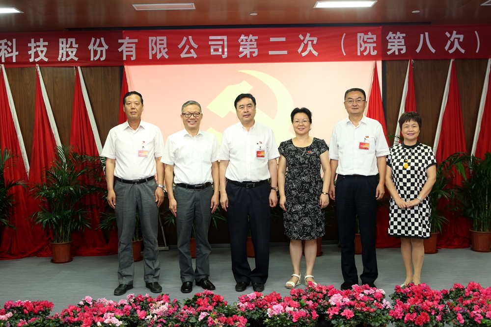 1501040013344474.jpg 合影-趙振元書(shū)記、何平執(zhí)行院長(zhǎng)與成都市國(guó)資委黨建宣傳處處長(zhǎng)李孟英、太極實(shí)業(yè)黨委書(shū)記褚兵、黨委副書(shū)記兼工會(huì)主席陳月芳合影.jpg